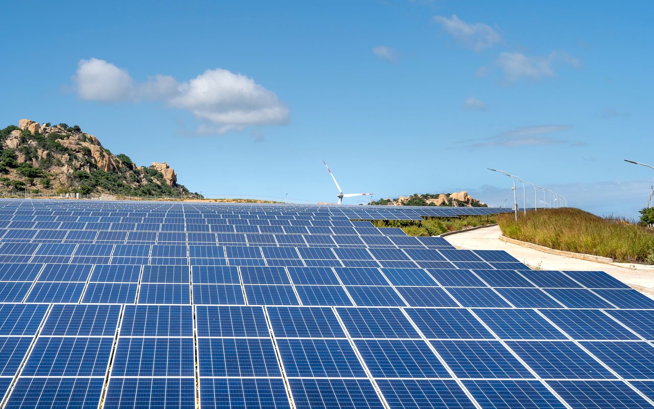 Large solar array feeding the grid beneath a clear sky